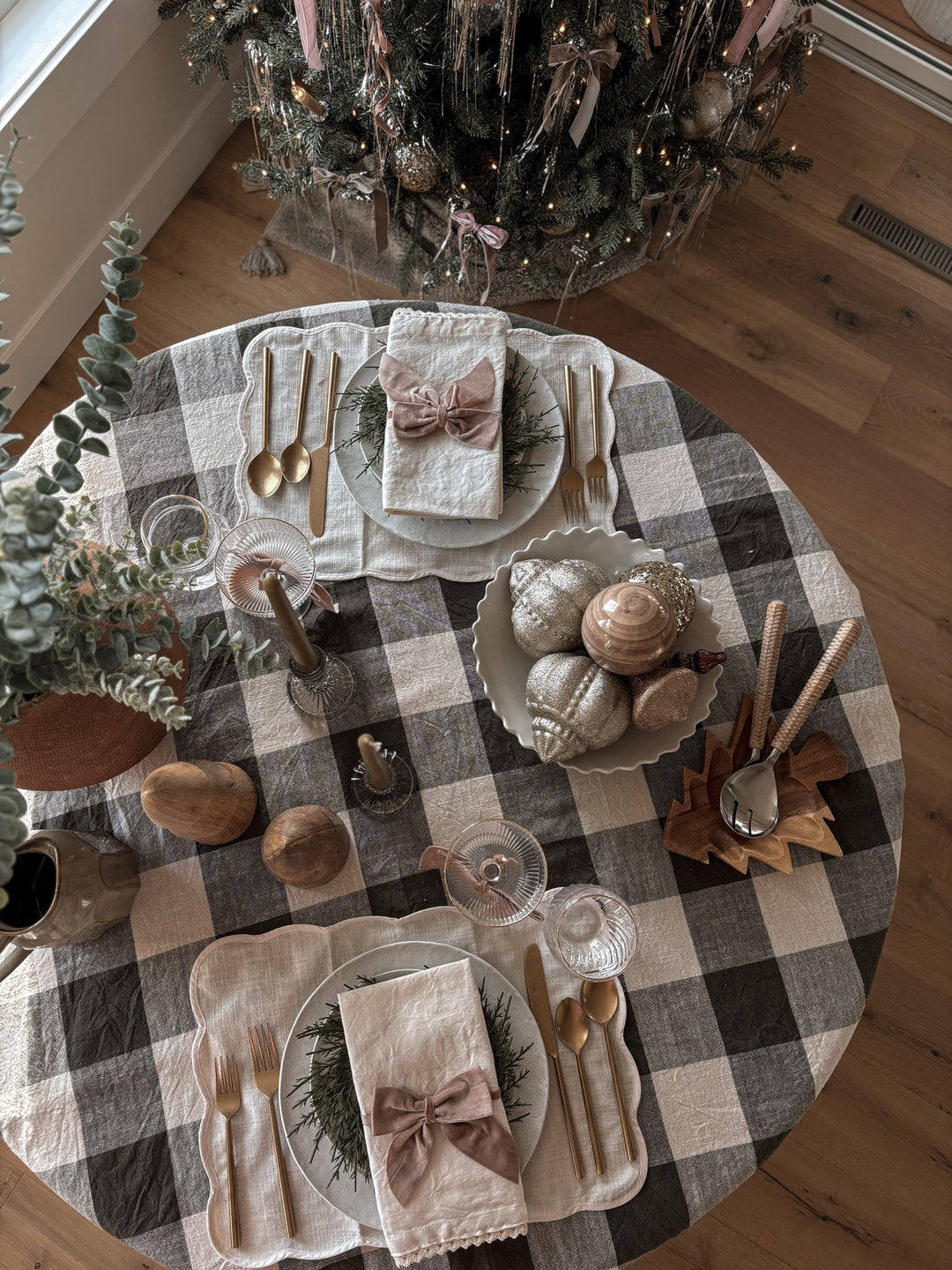 A Thoughtfully Curated Guide to the Perfect Holiday Tablescape - Clementine Home Floral Gift