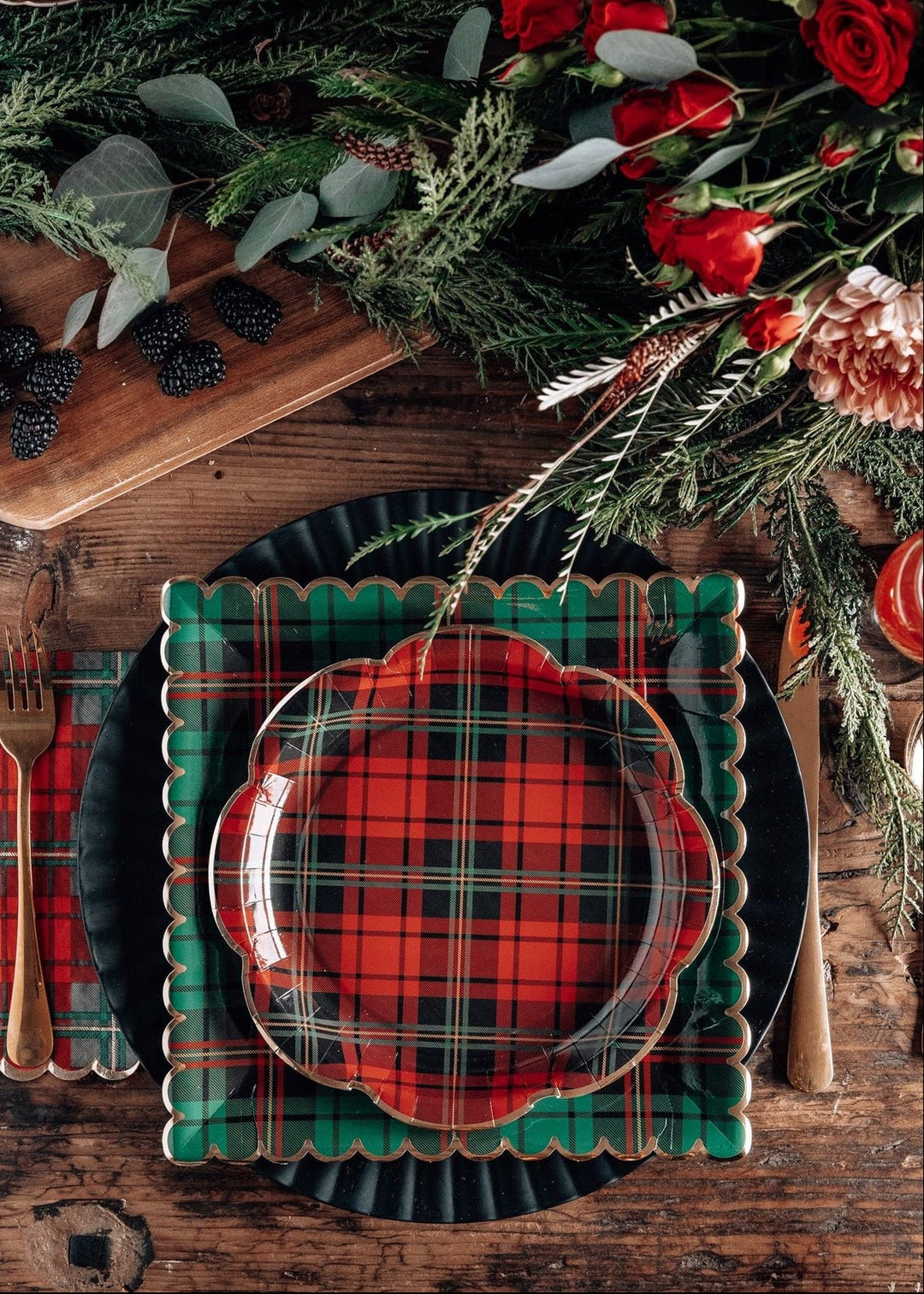Red Christmas Plaid Round Scalloped Plate - Clementine Home Floral Gift